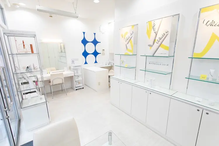 POLA THE BEAUTY 越谷東口店の内観・外観1