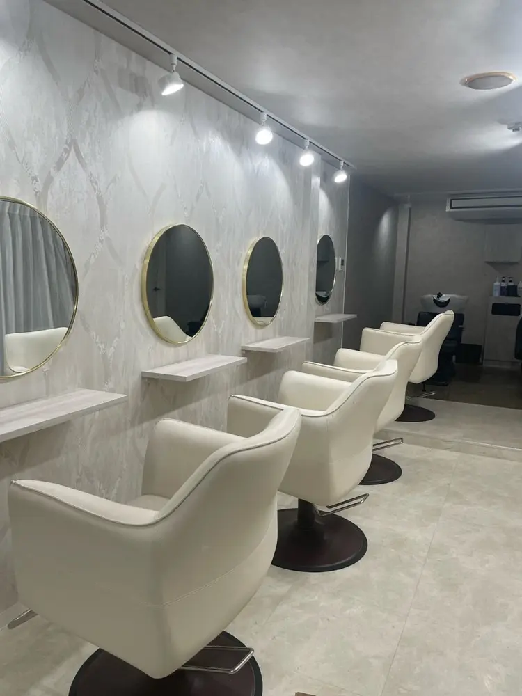 Selene hair Raise 梅田店の内観・外観1