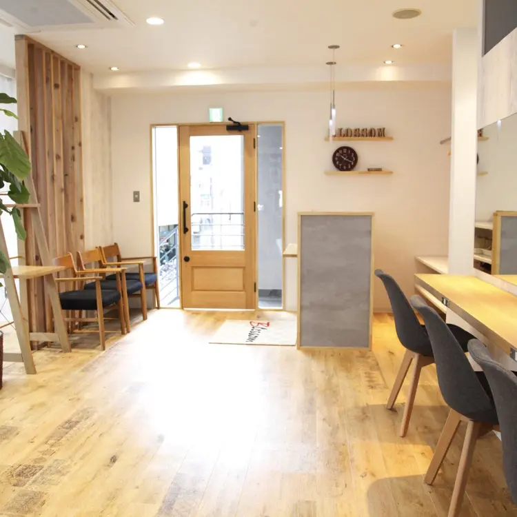 ブロッサム 北浦和店の内観・外観1