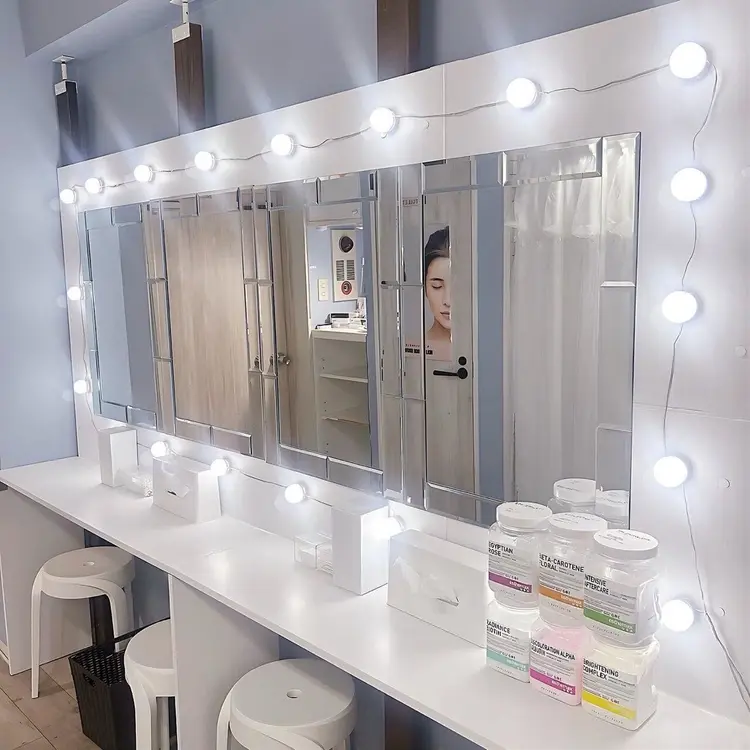 Luna eyelash 池袋店【まつ毛パーマ・パリジェンヌ・眉毛】の内観・外観1