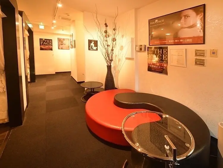 THE FACEの内観・外観1