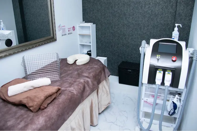 眉毛専門店【アイブロウ/ハリウッドブロウリフト】ar+(アールプラス)新宿の内観・外観2