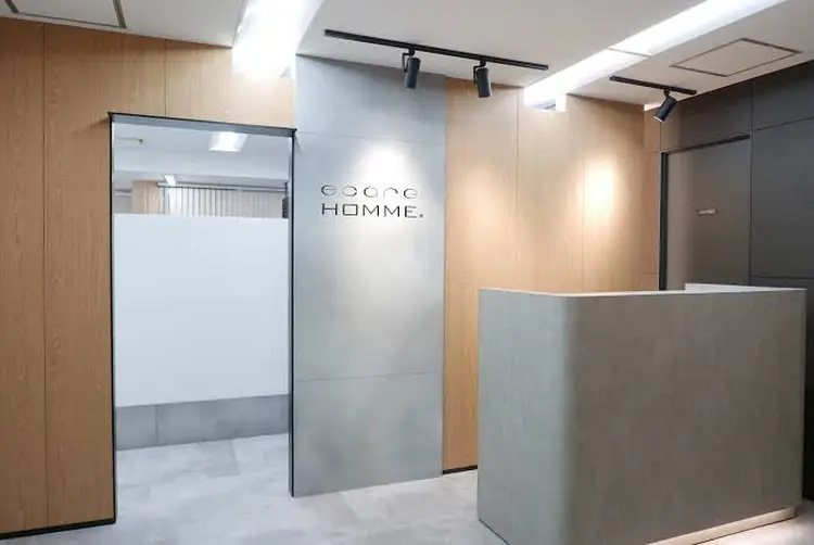 エサージュオム新宿店の内観・外観1