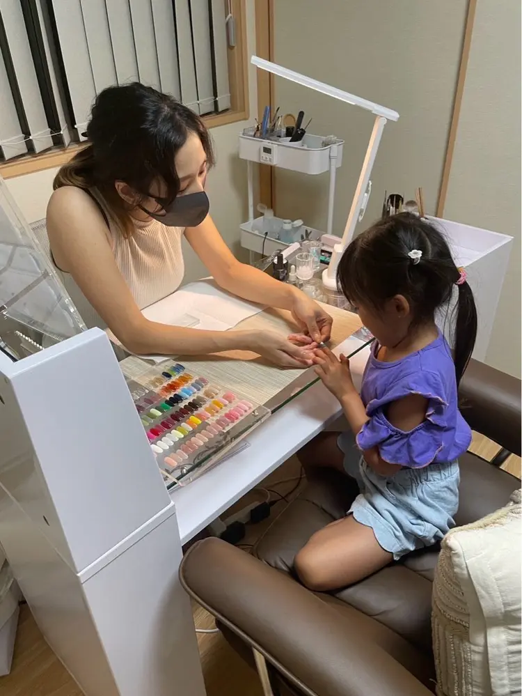 ネイルサロン　アルストロメリアの内観・外観2