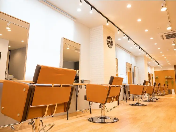 Agu hair juen三島駅前の内観・外観1