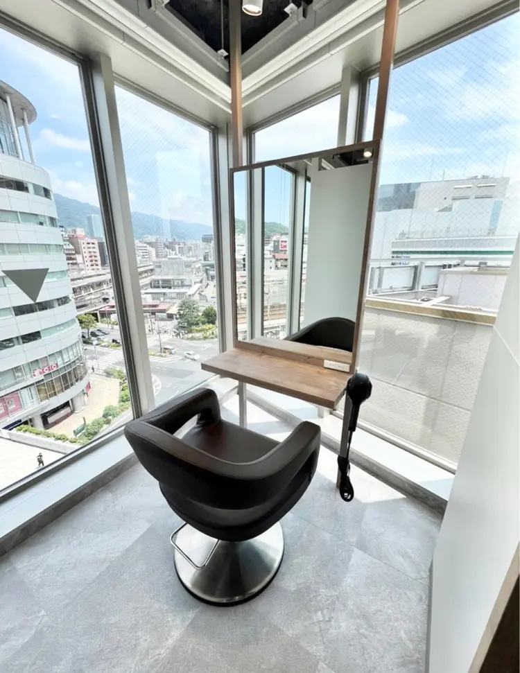 SALOWIN神戸三宮店の内観・外観1