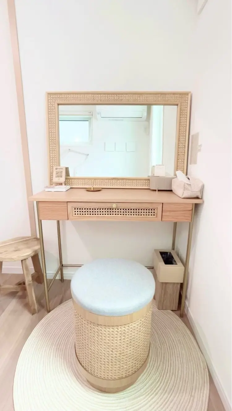 and sharp eyelashの内観・外観1