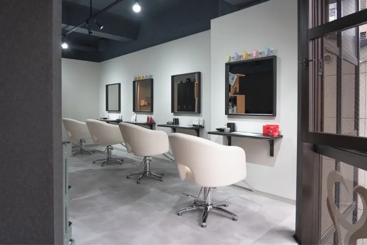 サラジュ西宮北口店の内観・外観1