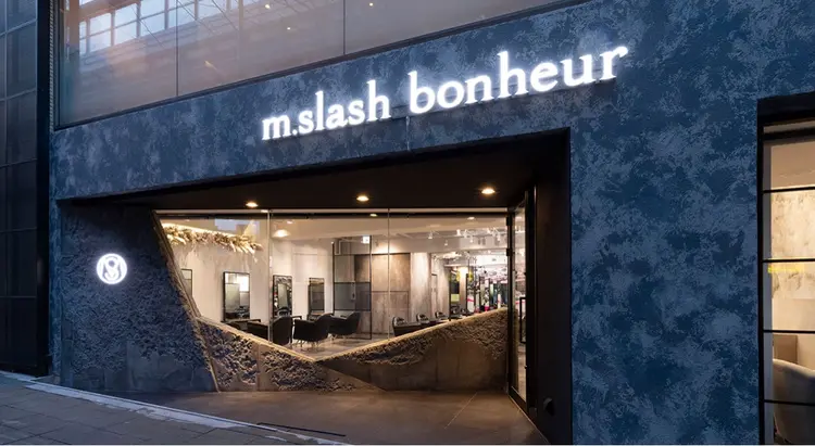 ACADEMY SALON hush hush by TRU  新宿南口店の内観・外観1