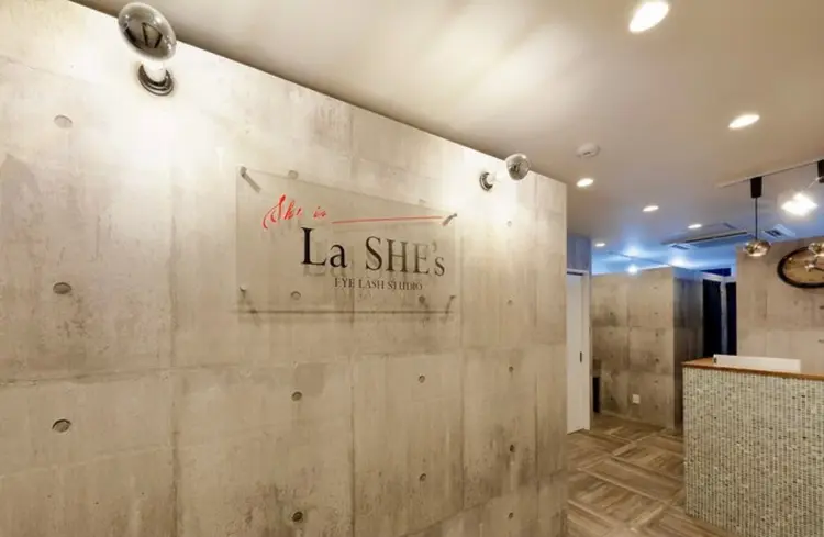 La SHE's  高槻店の内観・外観1