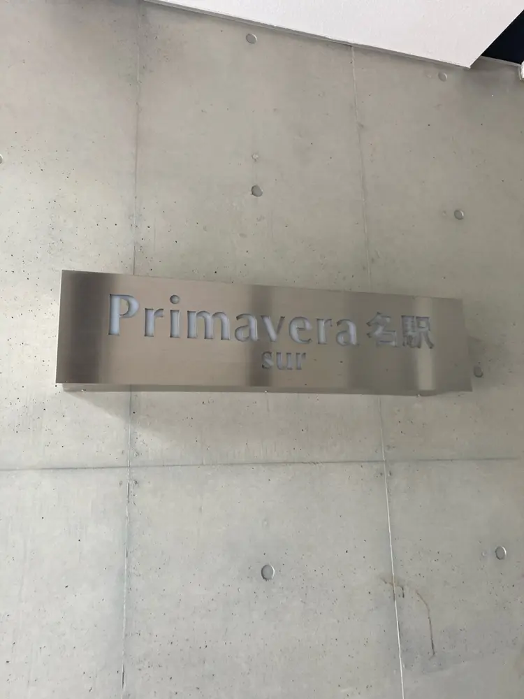 THREEの内観・外観3