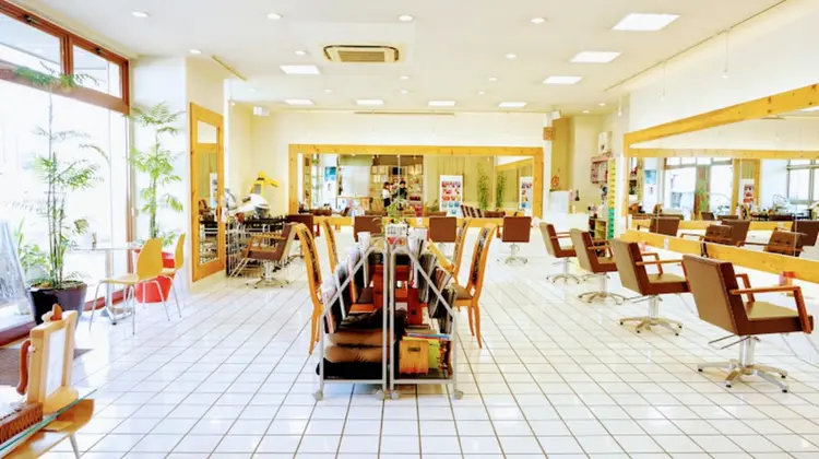 ヘアアンドメイクsawa 上田本店の内観・外観2