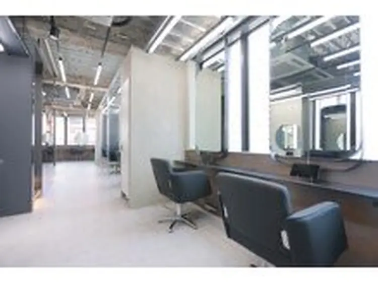 半個室サロン  youres hair 東新宿店の内観・外観1