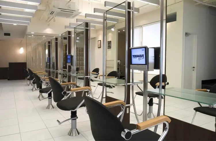 TONI&GUY福岡天神の内観・外観1