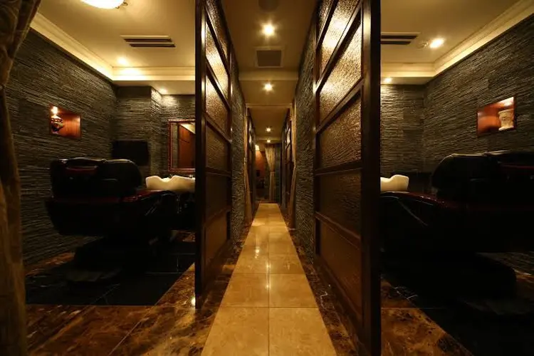 プレミアムバーバー赤坂店の内観・外観1