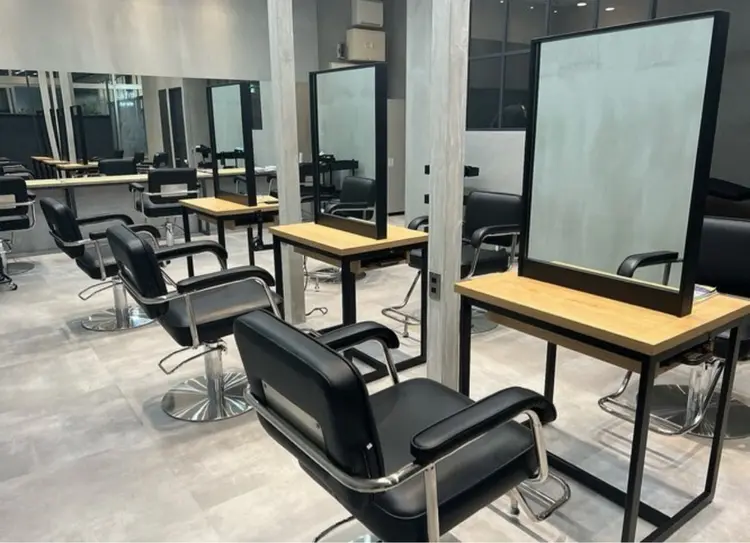 La fith hair ruu.福山2号店【ラフィス ヘアー ルウ】の内観・外観2