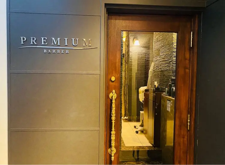プレミアムバーバー新宿店の内観・外観1
