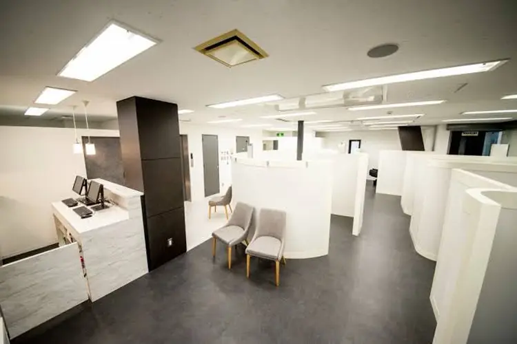 エサージュ新宿店の内観・外観1