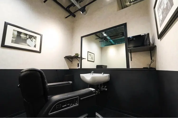 LAVIE NEW STANDARD BARBER 千葉中央店の内観・外観1