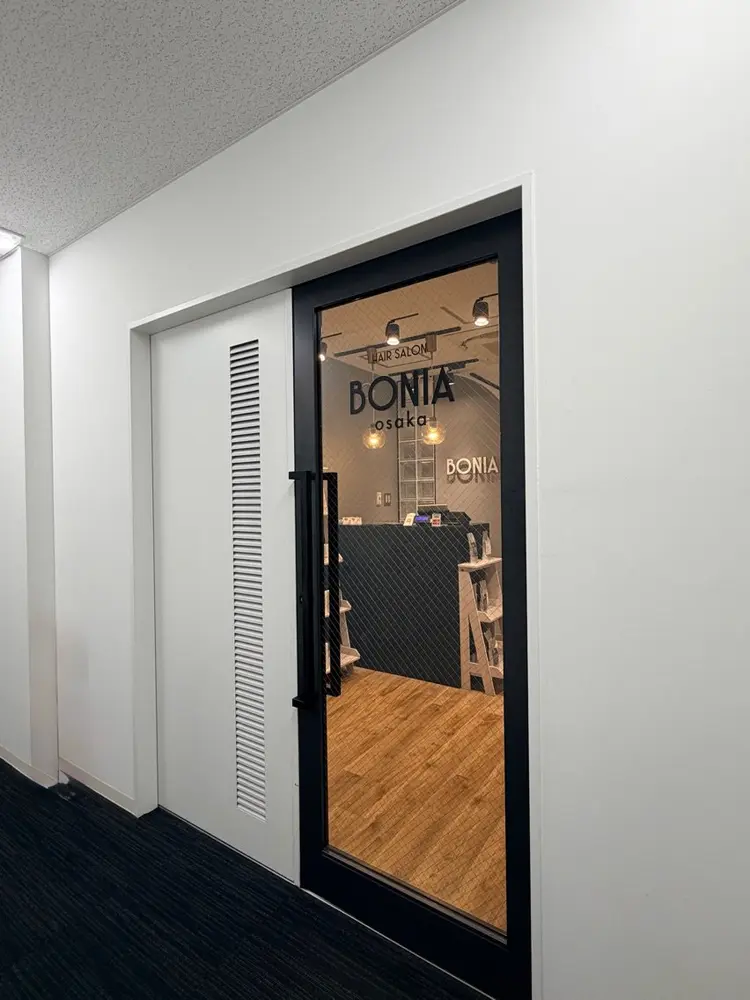 Boniaby headlight大阪梅田店の内観・外観3