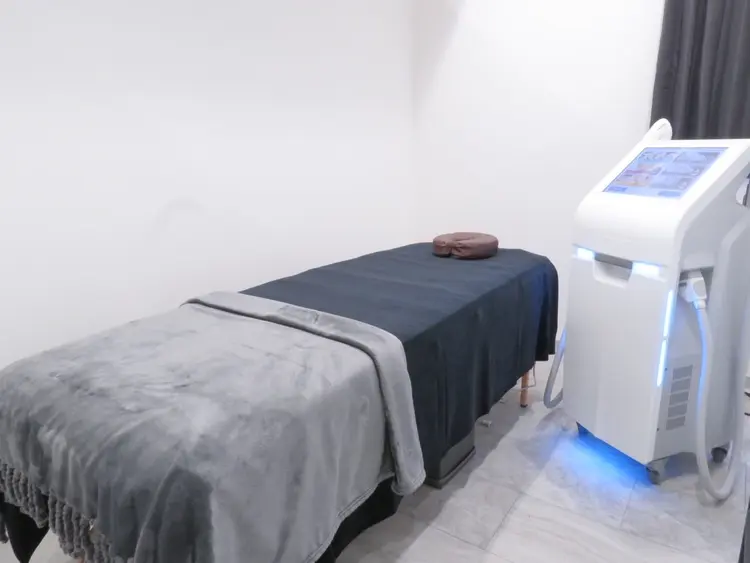 Emona Nail 博多駅前店の内観・外観1