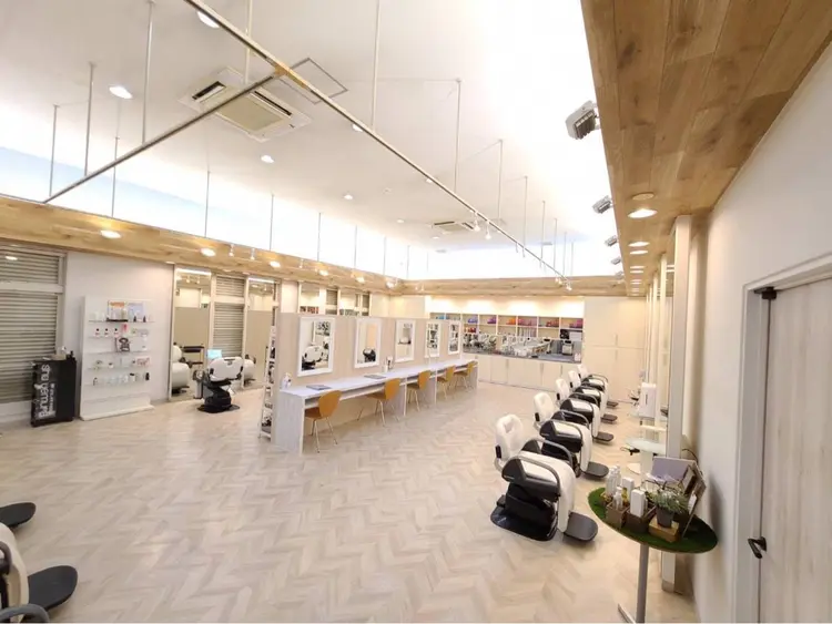 ヘアメイクアージュの内観・外観2