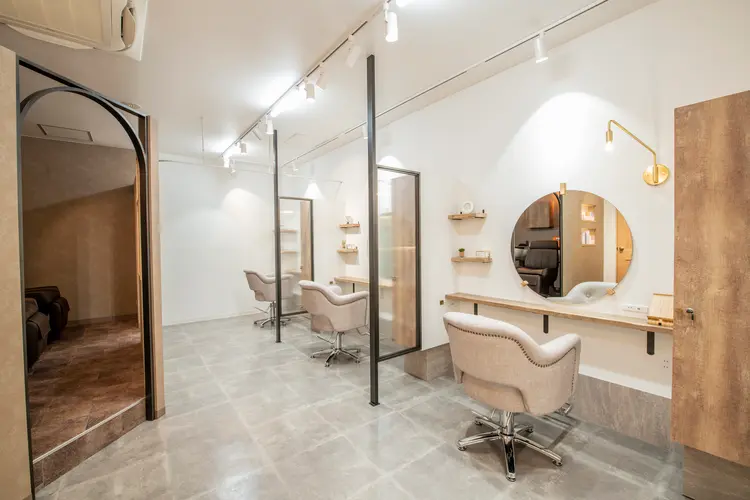 ACADEMY SALON hush hush by TRU  新宿南口店の内観・外観2