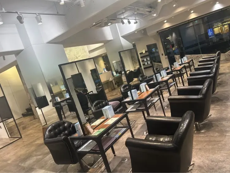 ACADEMY SALON hush hush by TRU  新宿南口店の内観・外観3