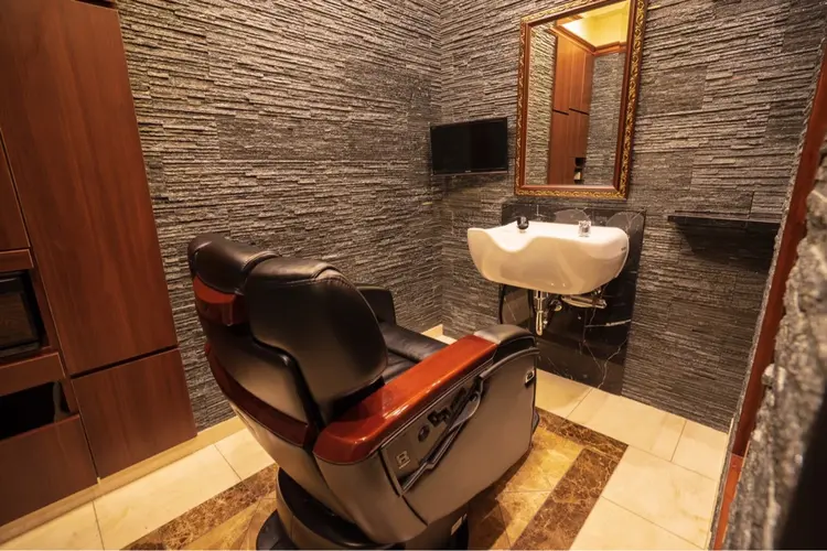 プレミアムバーバー原宿店の内観・外観2