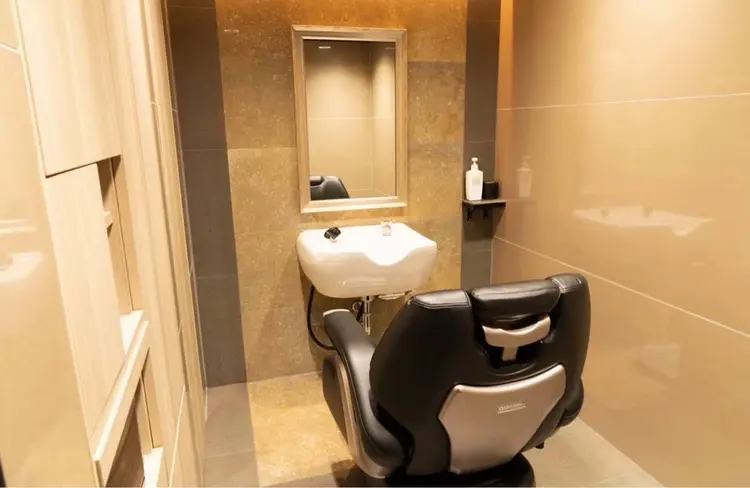 プレミアムバーバー新宿店の内観・外観2