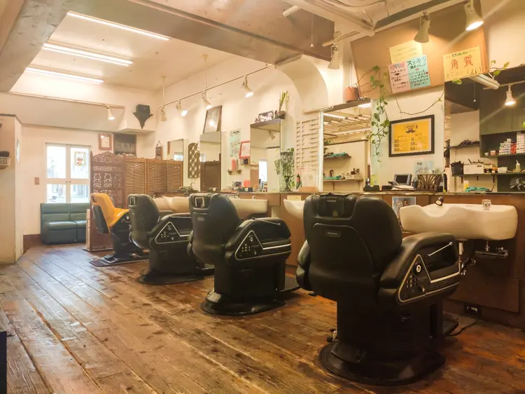 カットハウスT'sの内観・外観2