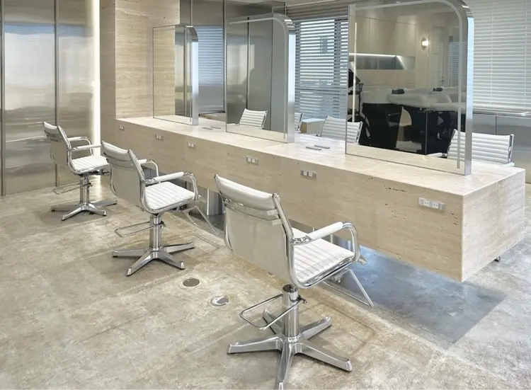 over hair 池袋の内観・外観1