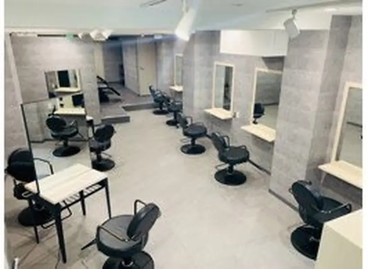 motion  新宿店の内観・外観2