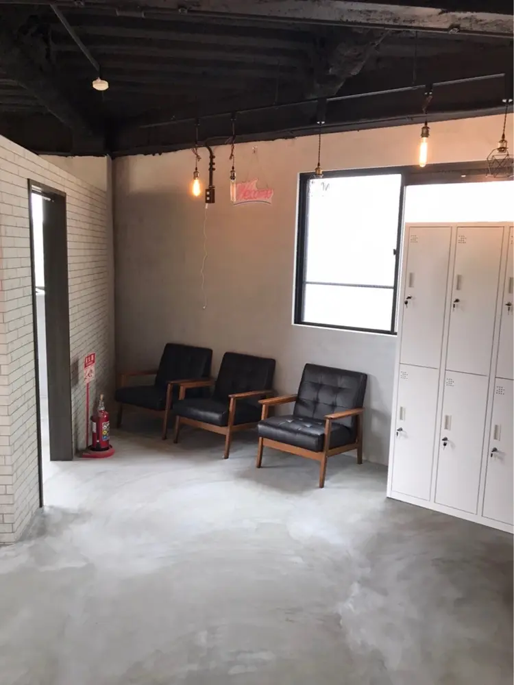 メンズサロンカット&パーマOVER町田店の内観・外観1