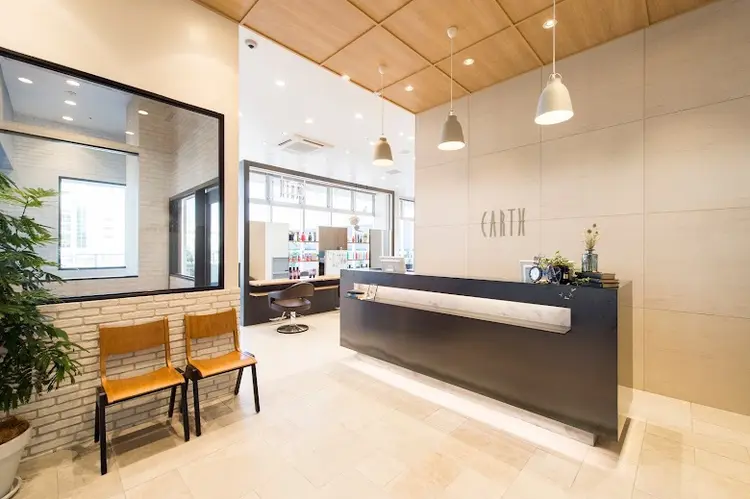 Earth  Authentic 草津エイスクエア店の内観・外観1