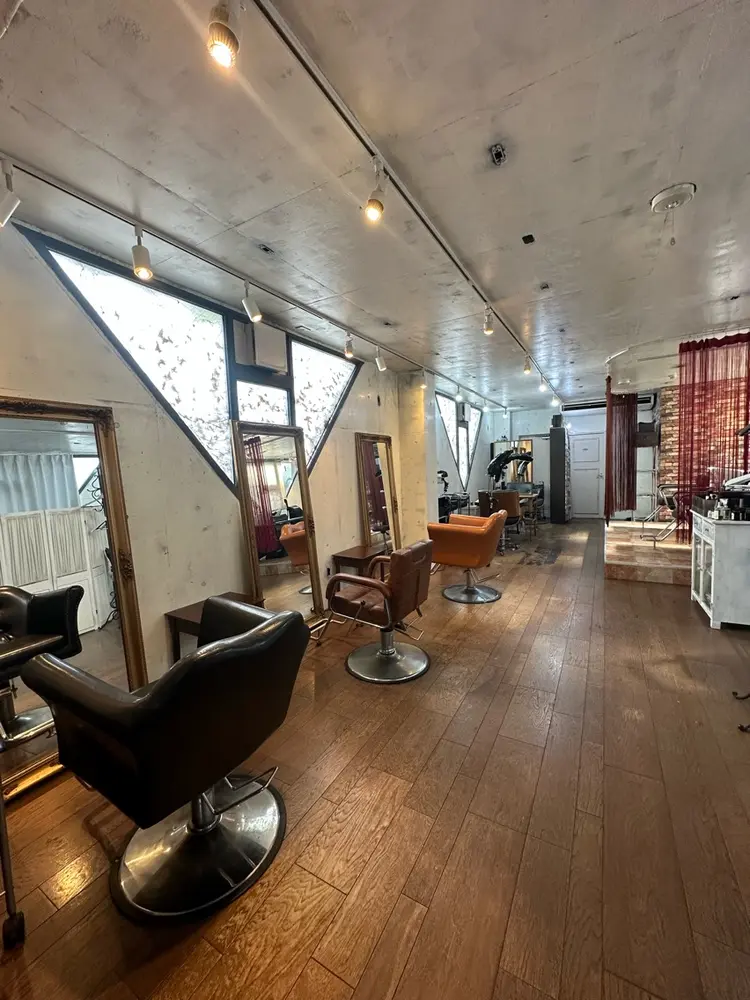 corona hairdesign KAZUE MAEDAの内観・外観1