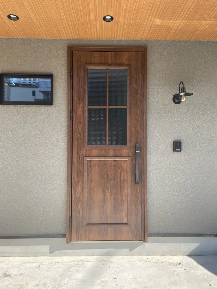 THREEの内観・外観1