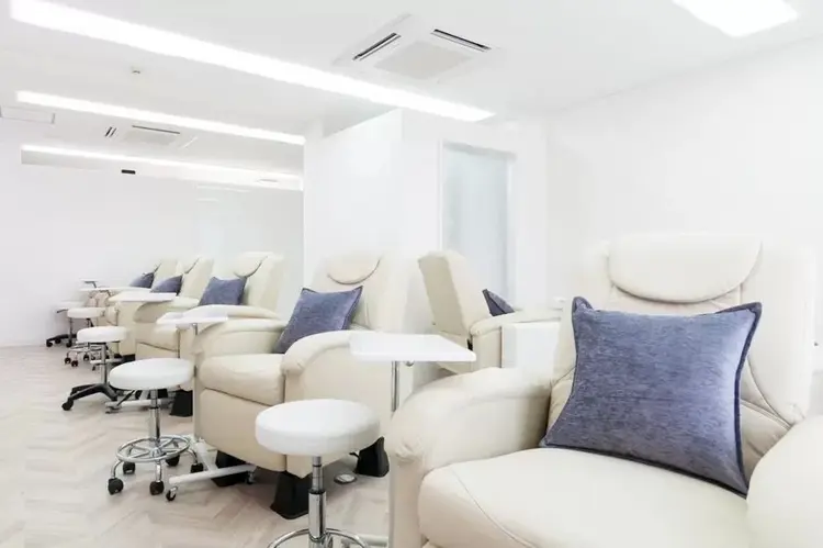 es NAIL 新宿西口店の内観・外観1