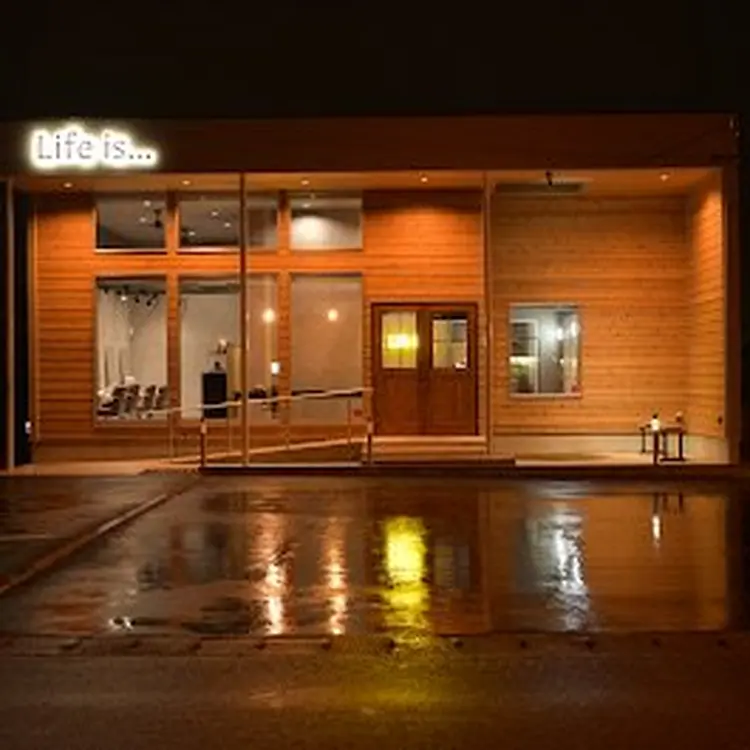 Life is... 本店の内観・外観2