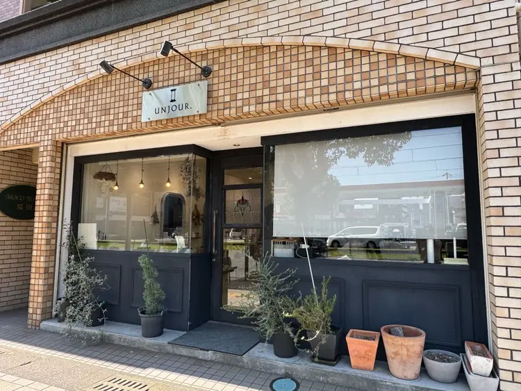 UNJOUR.荒田店の内観・外観1