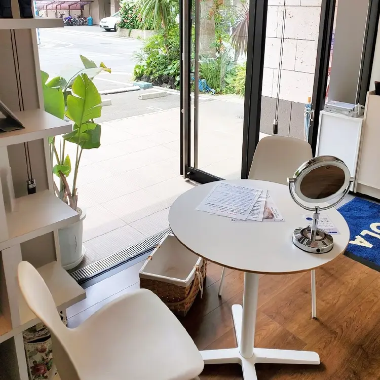 POLA博多駅筑紫口店の内観・外観1