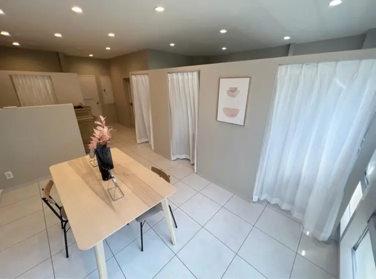 Thirty Three 伊丹店の内観・外観1