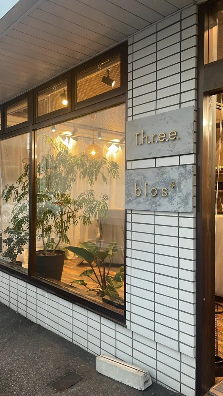 T.h.r.e.e.の内観・外観2