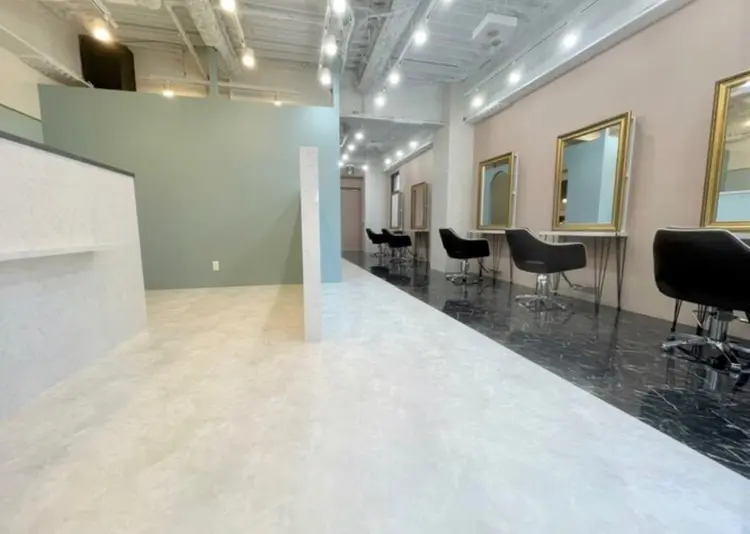 Agu hair chocolat 梅田2号店の内観・外観1