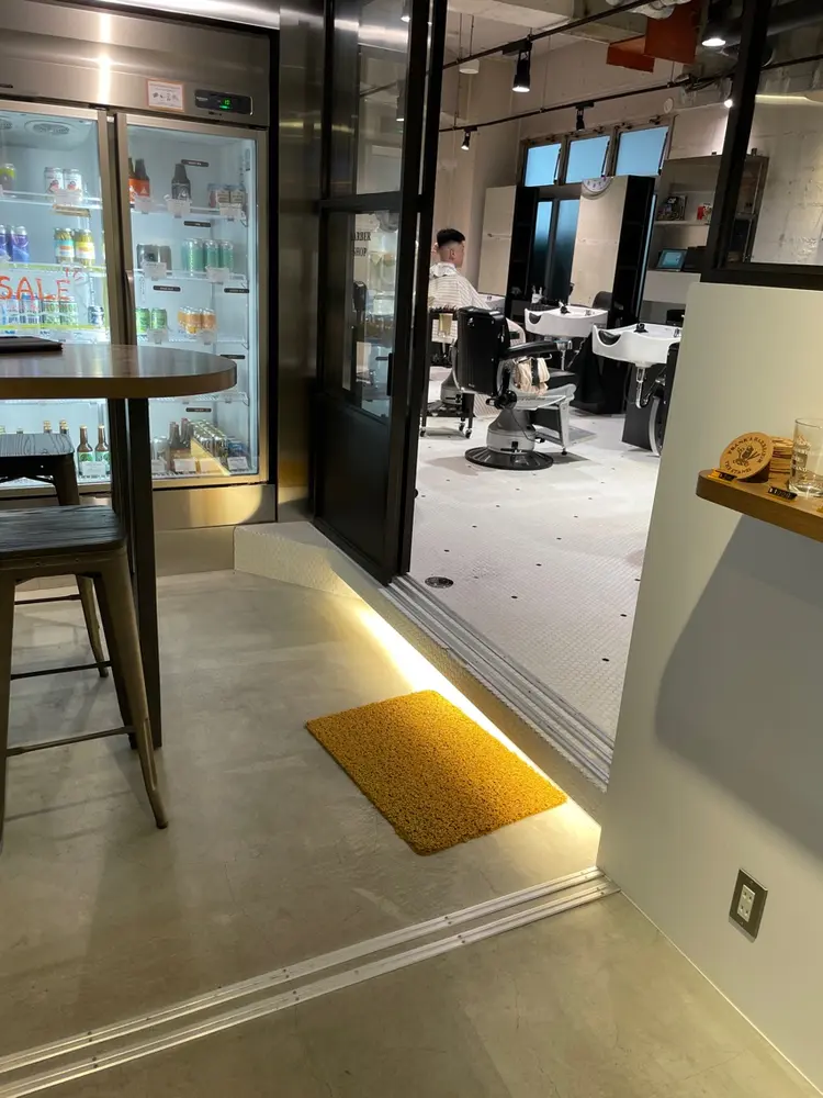 フランクスバーバーの内観・外観2