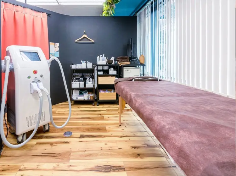 小顔・美肌専門ビューティーサロンreborn新宿店の内観・外観1