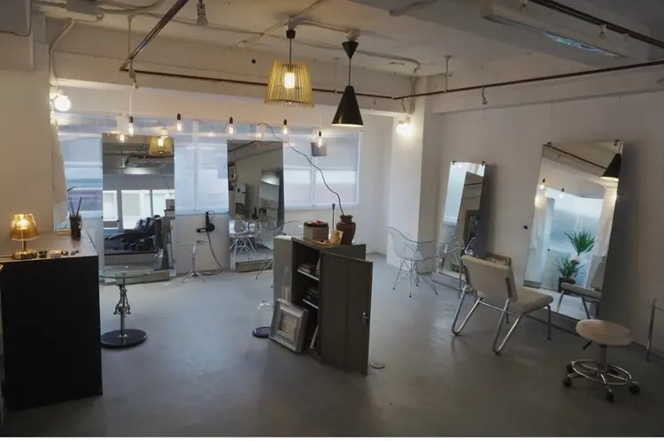 束の内観・外観1