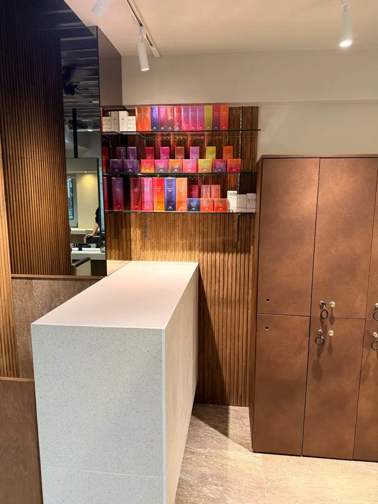 youres hair 髪質改善トリートメント&ヘッドスパ　新宿EASTの内観・外観2