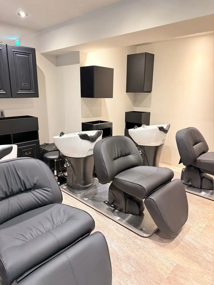 youres hair 髪質改善トリートメント&ヘッドスパ　新宿EASTの内観・外観3