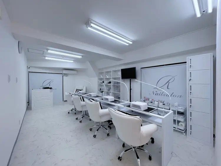 R nail salon新宿三丁目店の内観・外観1